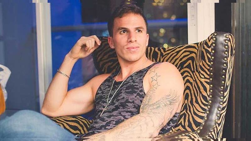 El cantante guatemalteco Ale Mendoza estrena look y fans aseguran que es un clon de Bad Bunny