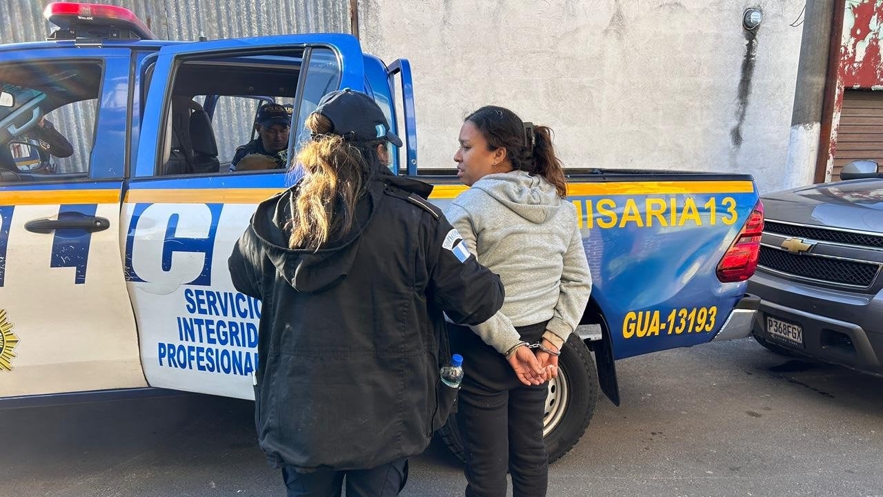 Durante la diligencia fueron capturadas dos mujeres identificadas. Foto: PNC