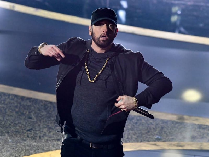 En pleno show, Eminem reta a la NFL con un gesto que le habían prohibido