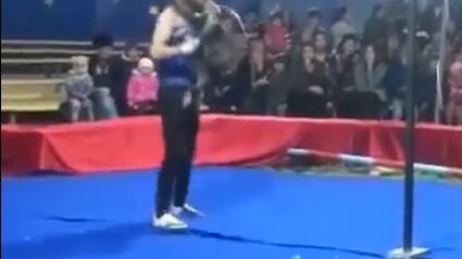 Culebra ahoraca a un jojven.