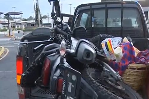 Picop se pasa semáforo en rojo y atropella a varios motoristas en la calzada Atanasio