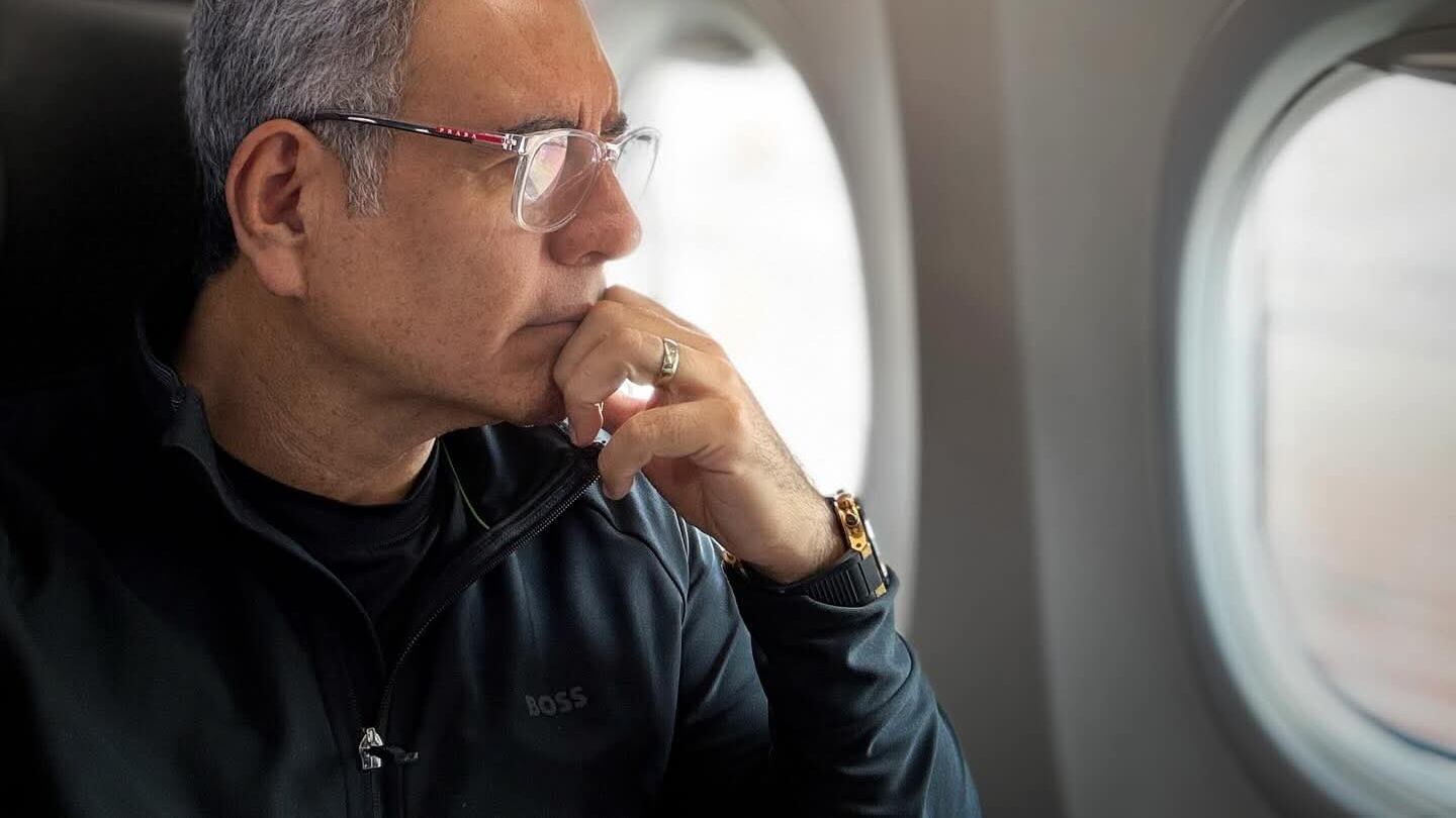 El actor y conductor guatemalteco, Héctor Sandarti, publicó una fotografía y anunció sorpresas, en sus redes sociales.