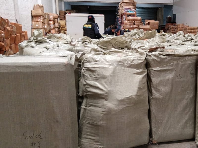 Incautan más de 1 mil balones falsificados tras allanamiento por denuncia de la FIFA