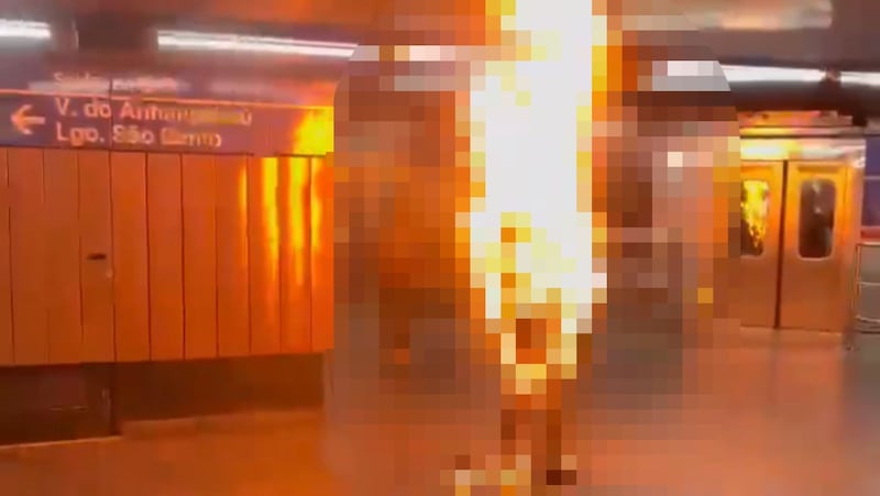 Un hombre se prendió fuego en plena estación del metro este viernes, ante la mirada atónita de decenas de personas.