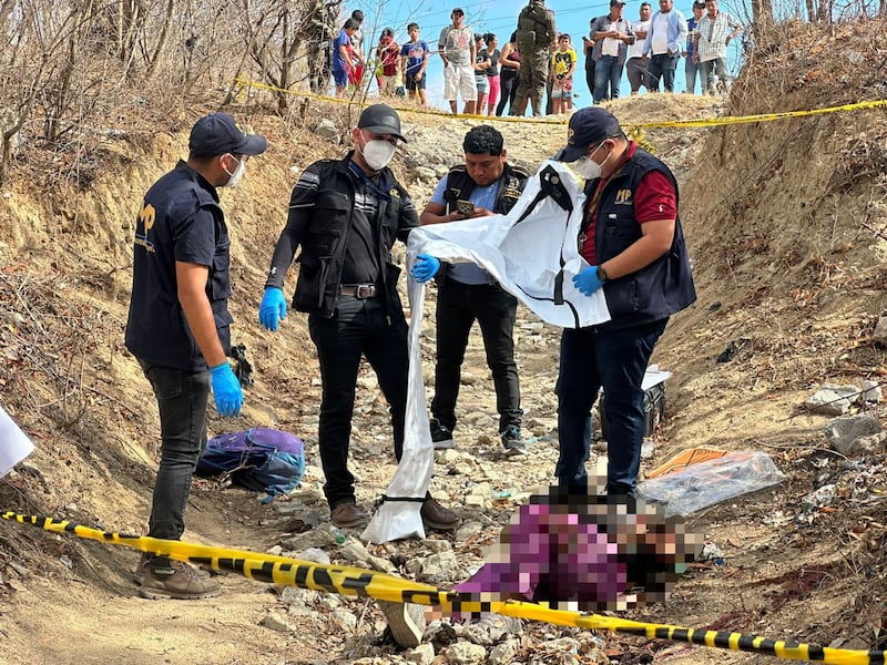 El cuerpo sin vida de una mujer fue localizada afuera del Centro de Detención Preventiva para Hombres y Mujeres "Los Jocotes", ubicado en Zacapa.