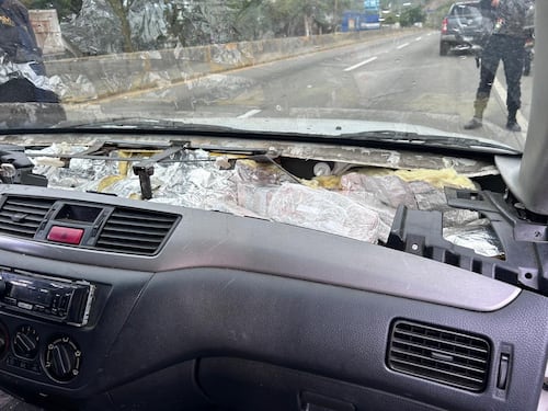 VIDEO. Capturan a dos mujeres con dinero oculto en vehículo en ruta al Atlántico