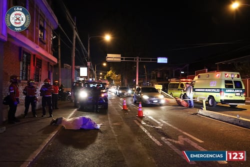 Hombre de unos 60 años muere atropellado en la zona 5; conductor se dio a la fuga