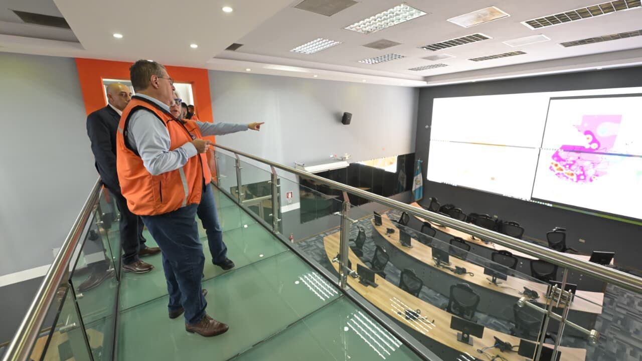 El presidente Bernardo Arévalo en la Conred donde brindó una conferencia.