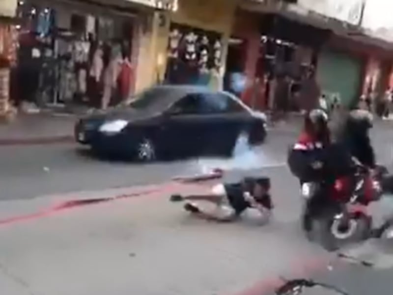 Quema una “ametralladora” de cohetes y provoca accidente