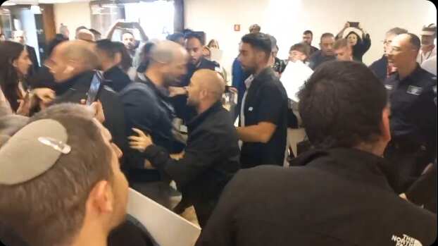 VIDEO. Policía vs familiares, el impactante enfrentamiento en parlamento israelí