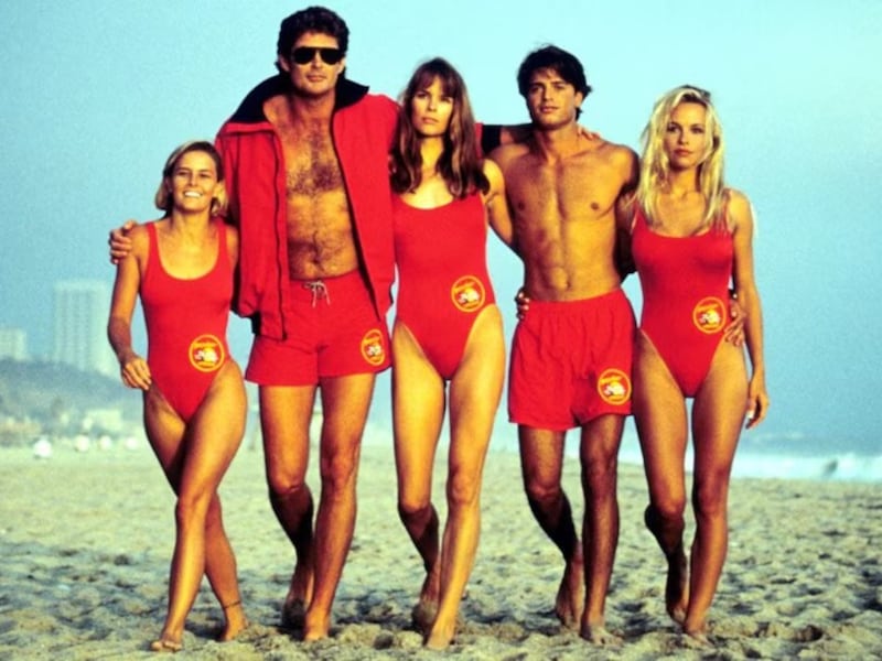 Actriz de “Baywatch” arrestada tras irrumpir en granja para rescatar perros de experimentos