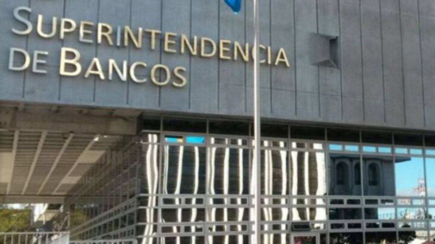 La Superintendencia de Bancos informó que bancos, sucursales y agencias, permanecerán cerradas los días 27 y 30 de junio. Foto: Archivo.