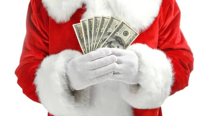 Un "Santa Claus ladrón" celebra la Navidad arrojando dinero a transeúntes