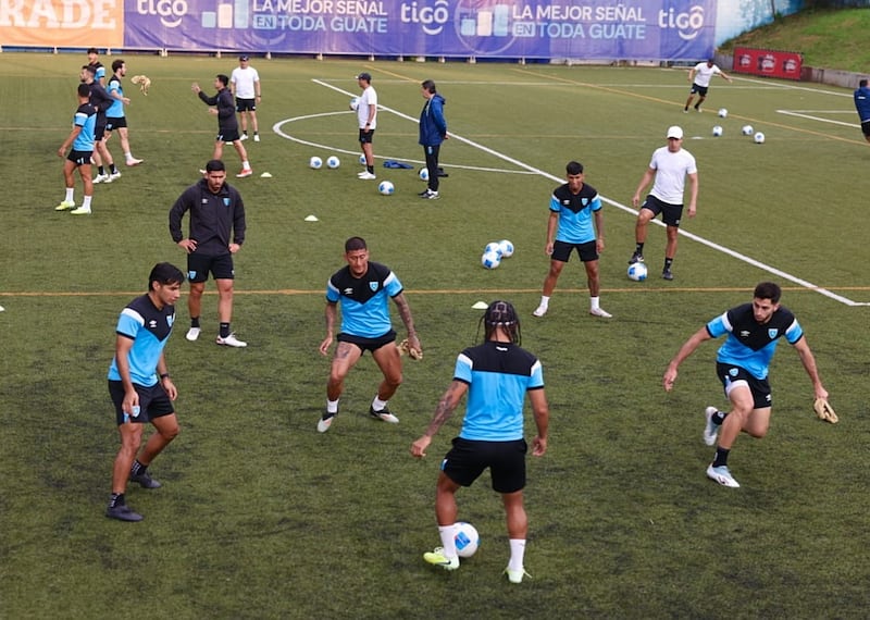 Los jugadores realizaron movimientos de calentamiento y luego trabajaron con el balón.
