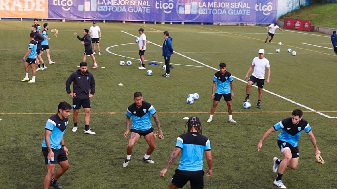 Los jugadores realizaron movimientos de calentamiento y luego trabajaron con el balón.