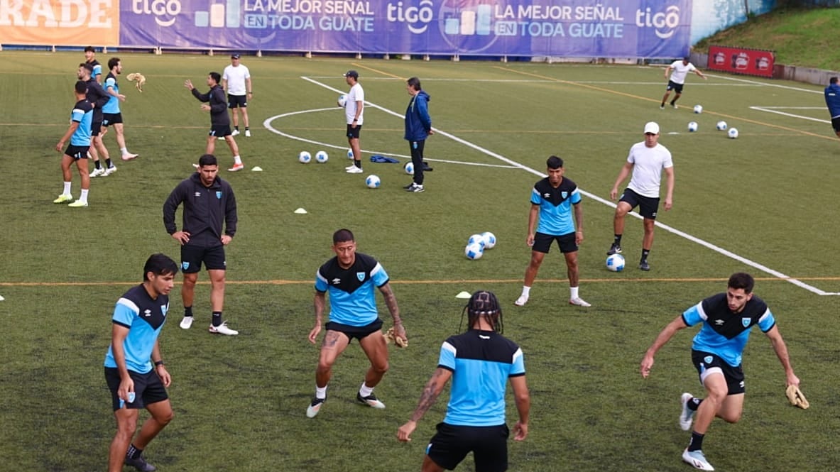 Los jugadores realizaron movimientos de calentamiento y luego trabajaron con el balón.