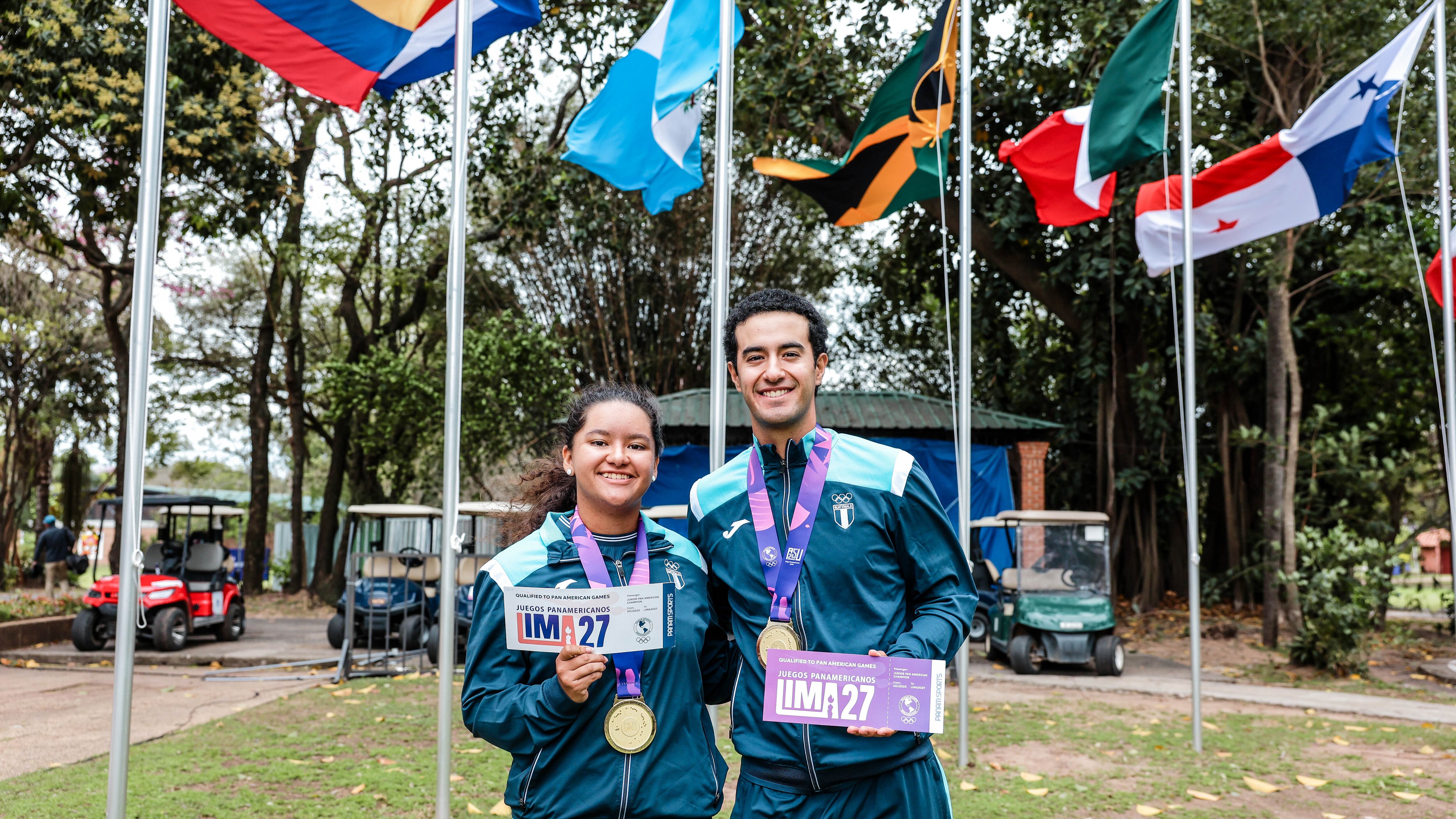 Elzbieta Aldana y Gabriel Palacios ganaron medalla de oro en el golf individual, el pasado sábado. Foto: COG.