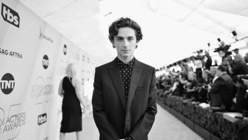 Timotheé Chalamet es captado leyendo un libro en plena ceremonia de los SAG Awards