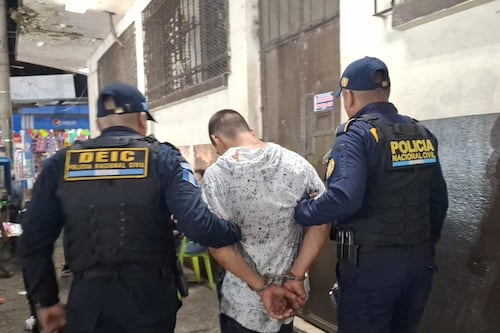 ¡Escalofriante! El “Chuky” es capturado cuando salía de un cementerio de Escuintla y esto llevaba en una bolsa