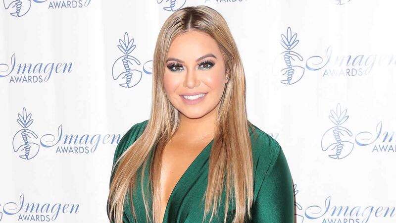 Chiquis Rivera cautiva con tremendo escote en los Latin Grammy