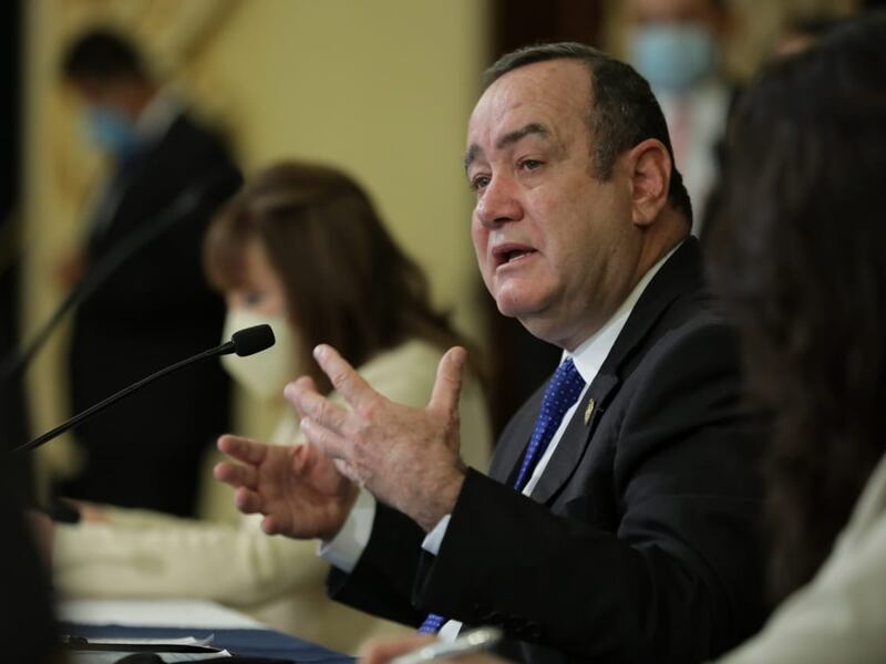 Giammattei en cuarentena tras sospecha de contagio por Covid-19