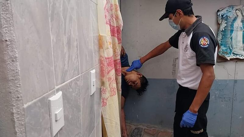 Ladrón queda atrapado entre paredes.