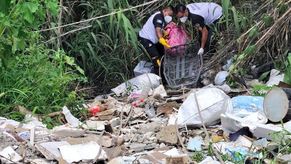 Localizan cadáver envuelto en sábanas. Foto: RRSS