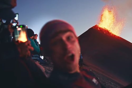 ¡Imágenes de impacto! Así captó un influencer estadounidense la furia del volcán Acatenango