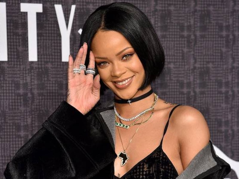 Rihanna expone su retaguardia usando únicamente un corsé de hilos