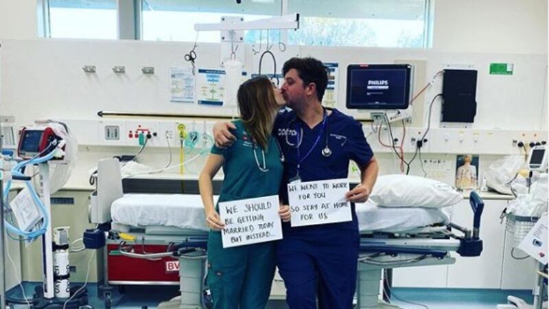 Pareja de doctores cancela su boda para ayudar a pacientes con coronavirus