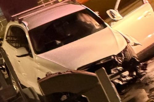 Accidente automovilístico deja bloqueado paso a desnivel en San José Pinula