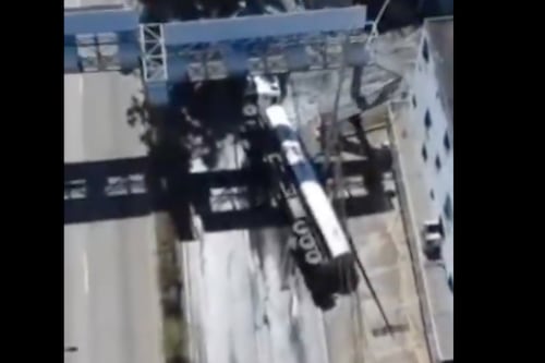 Toma aérea: continúan labores para retirar pipa que volcó en El Periférico