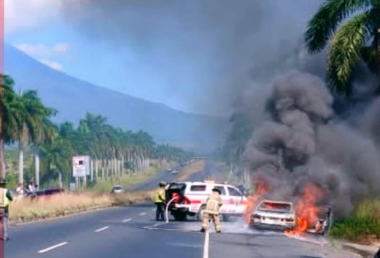 Incendio vehicular en autopista de Guatemala genera alarma y caos en la circulación