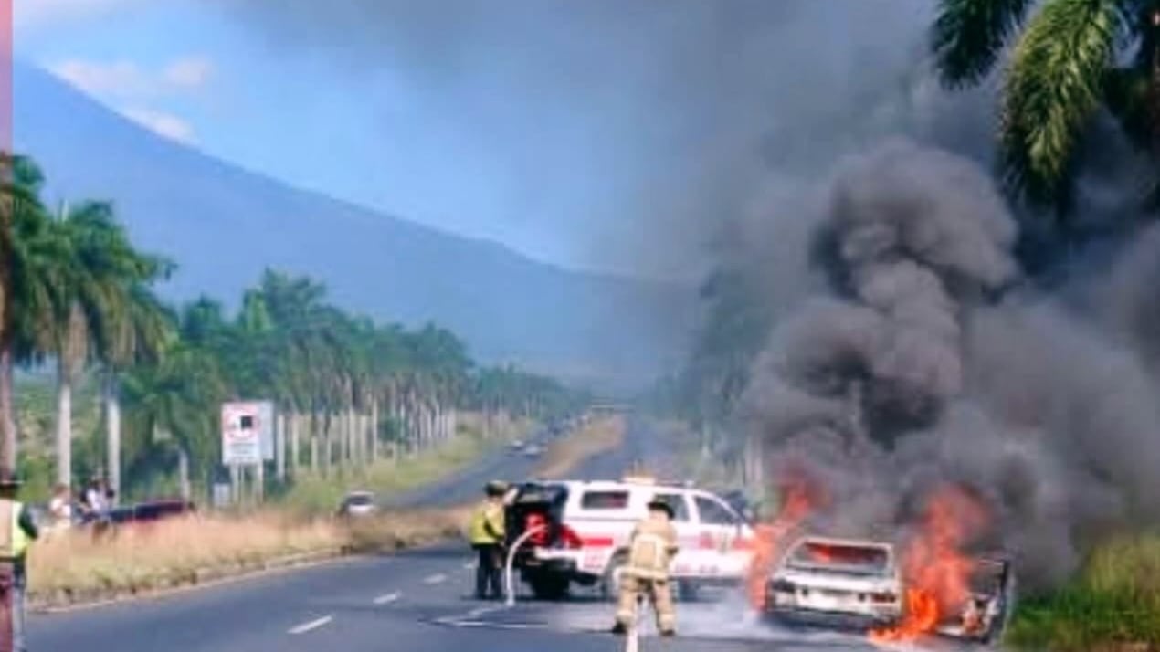 Bomberos utilizaron 125 galones de agua para sofocar las llamas. Foto: CBV