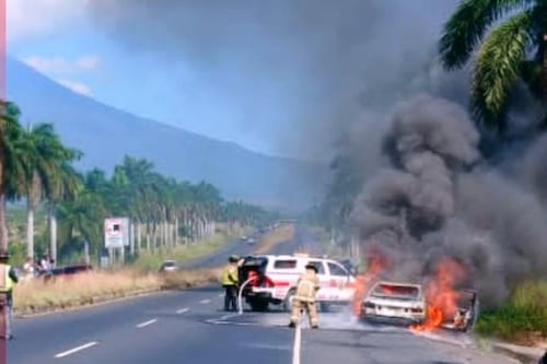 VIDEO. Vehículo se incendia en la autopista Palín Escuintla y provoca complicaciones en el tránsito