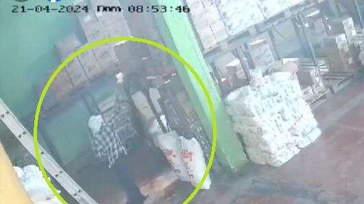 ¡Infraganti! Graban a pirómano mientras provoca incendio en una abarrotería en Retalhuleu