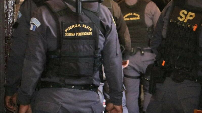 Guardias penitenciarios paran labores en tres cárceles por incumplimiento de aumento salarial