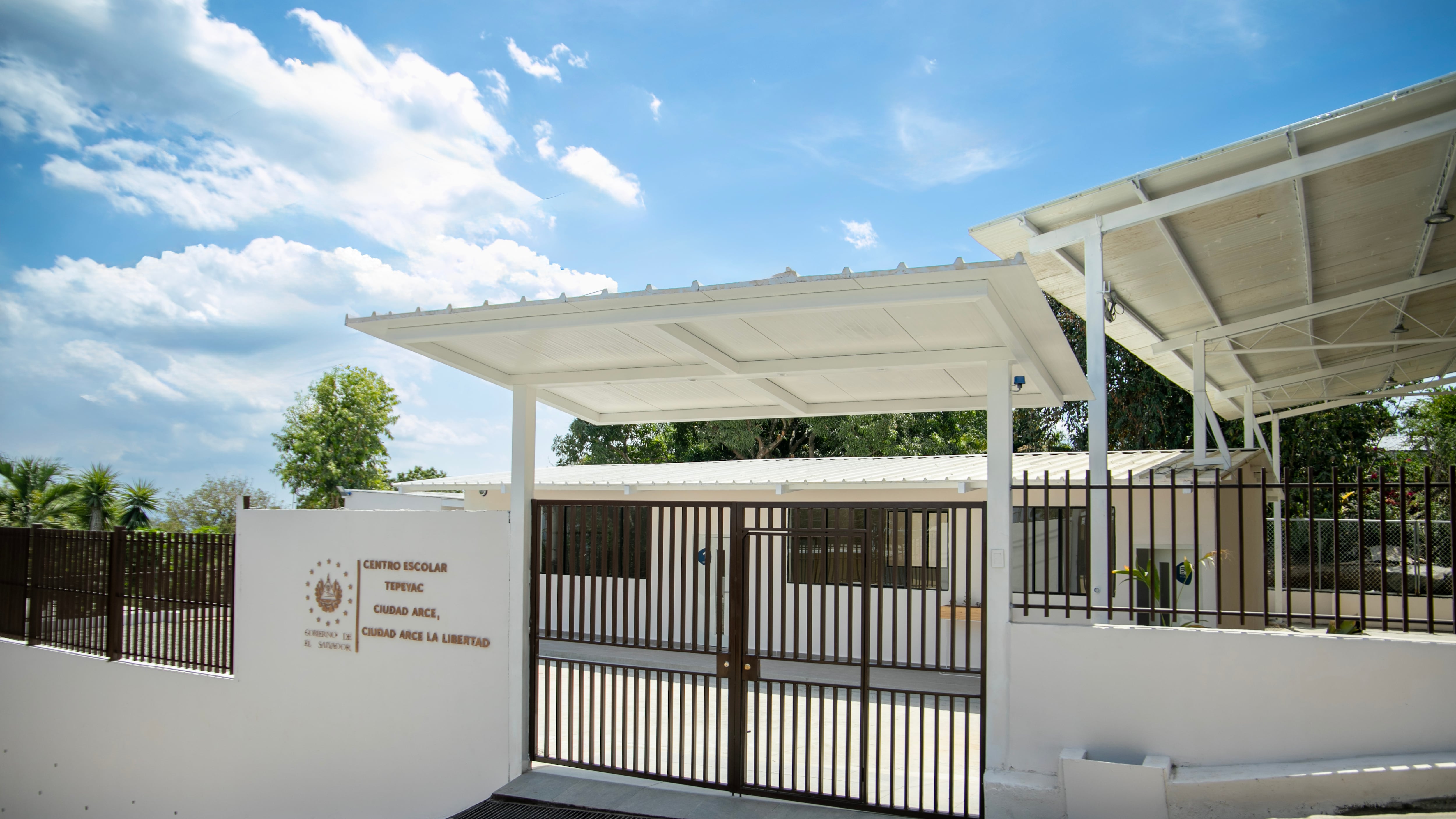 Nayib Bukele inaugura 70 escuelas más y suma 210 centros renovados con el programa. Foto: Gobierno de El Salvador.
