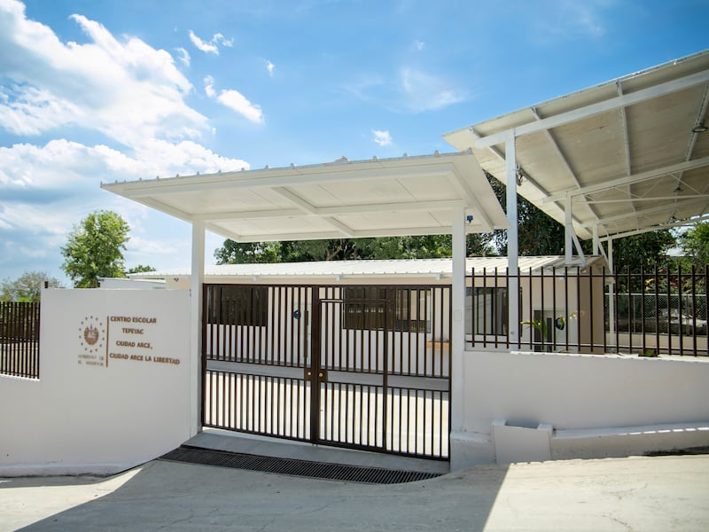 Bukele alcanza 210 escuelas renovadas con programa “Dos Escuelas X Día”