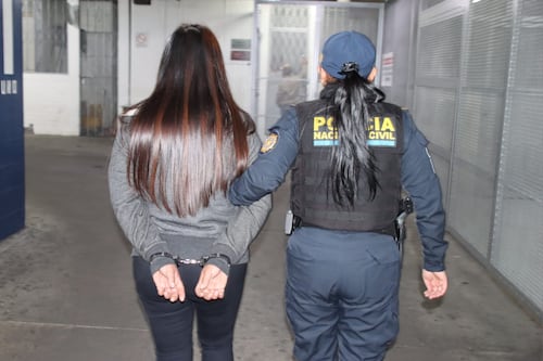 Conductora atropella a motorista en zona 9 y termina capturada por orden de estafa