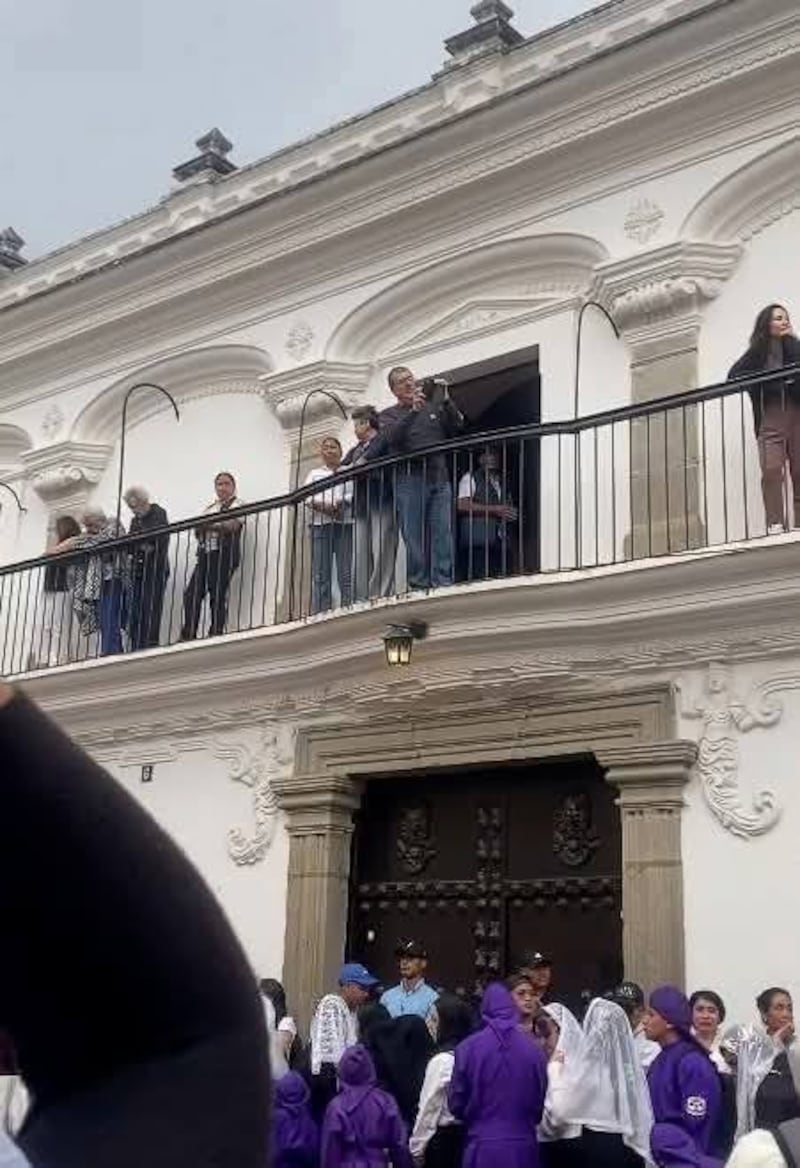 El presidente Bernardo Arévalo junto con su esposa Lucrecia Peinado en Antigua Guatemala.