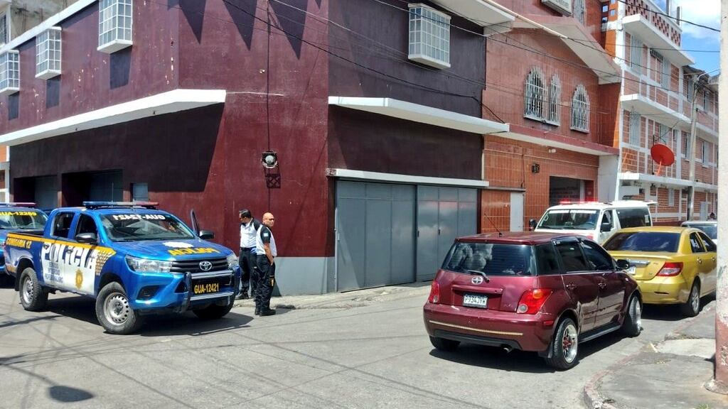 La víctima trato de refugiarse en el hotel tras recibir un impacto de bala. Foto: RRSS