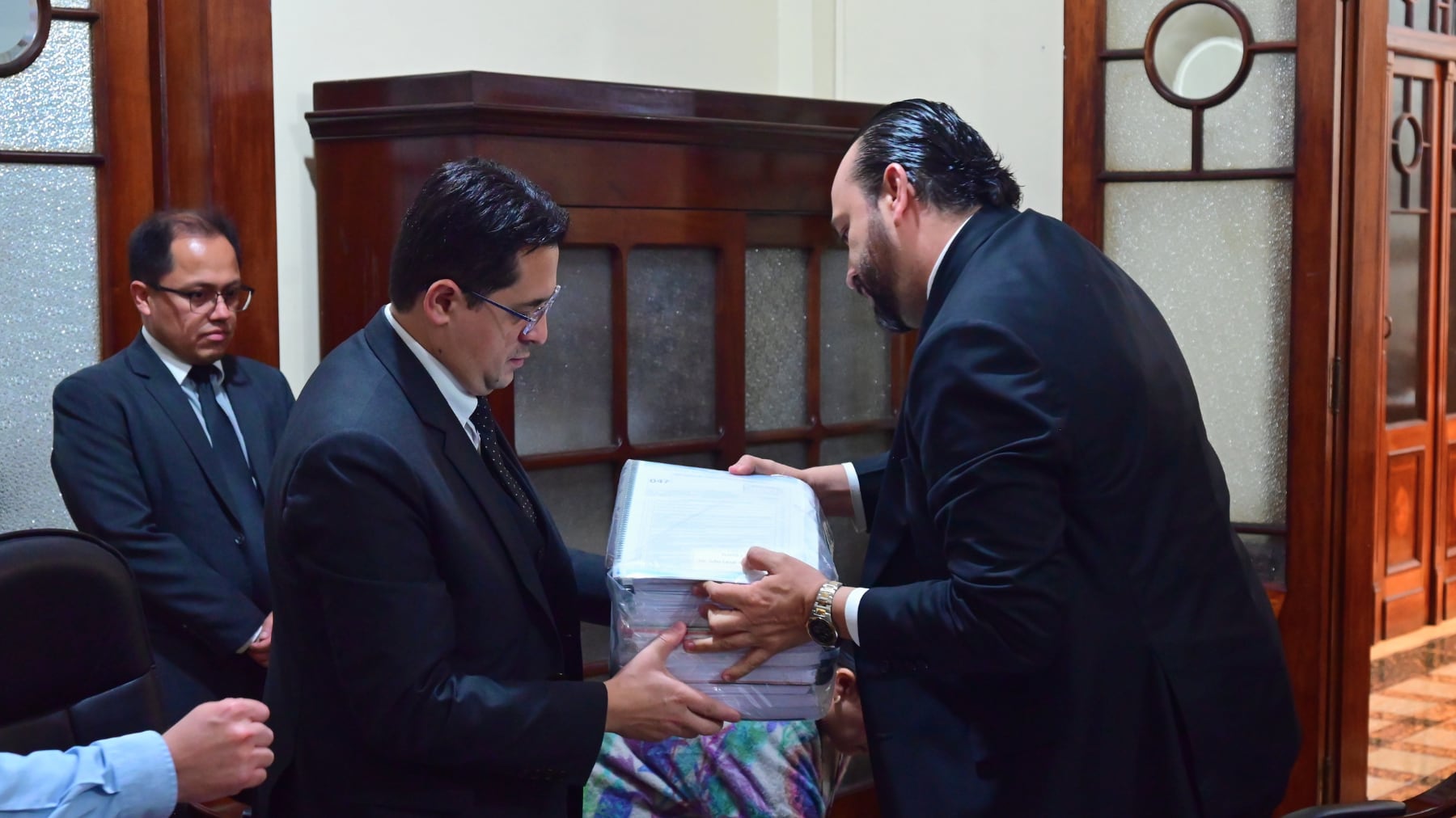 Juan Gerardo Guerrero Garnica, secretario General de la Presidencia (izquierda) recibe la nómina de aspirantes a fiscal general.