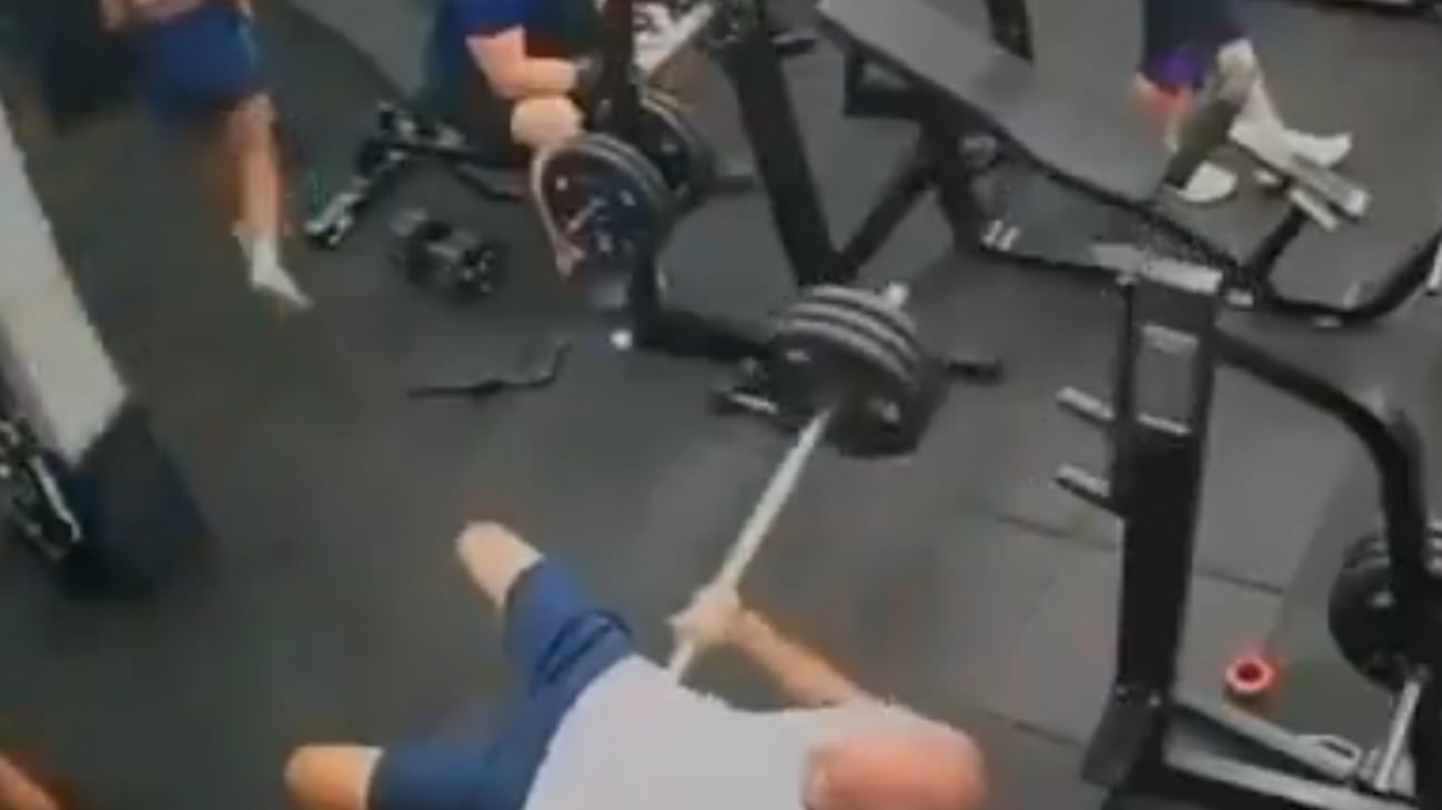 El personal del gimnasio intervino rápidamente para auxiliarlo. Foto: RRSS