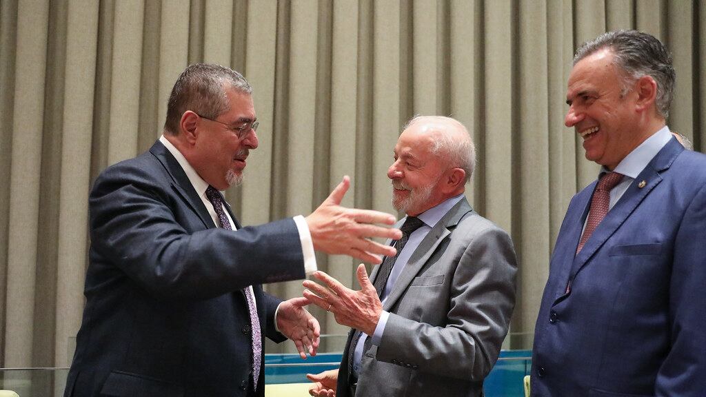 El presidente de Guatemala, Bernardo Arévalo, junto con sus homólogos de Brasil, Inácio Lula da Silva; y Uruguay, Yamandú Orsi.
