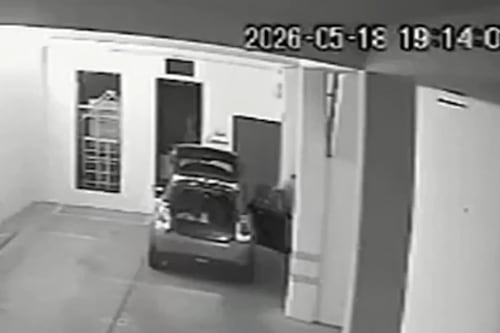 VIDEO. Doctora y su hijo sacan el cuerpo de una paciente de clínica estética y lo abandonan en México