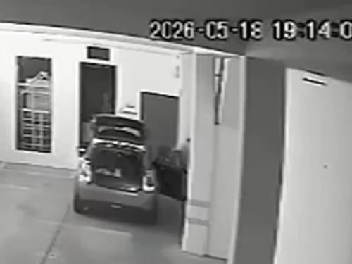 VIDEO. Doctora y su hijo sacan el cuerpo de una paciente de clínica estética y lo abandonan en México