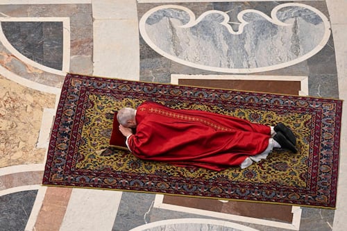 León XIV se tiró al suelo durante su primer Viernes Santo como Papa