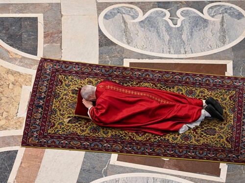 León XIV se tiró al suelo durante su primer Viernes Santo como Papa