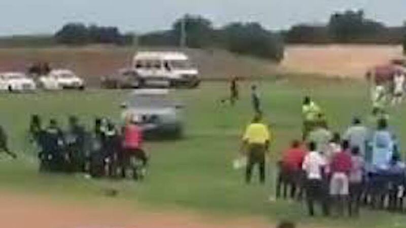 ¡INSÓLITO! Aficionado intenta atropellar a árbitro en pleno partido